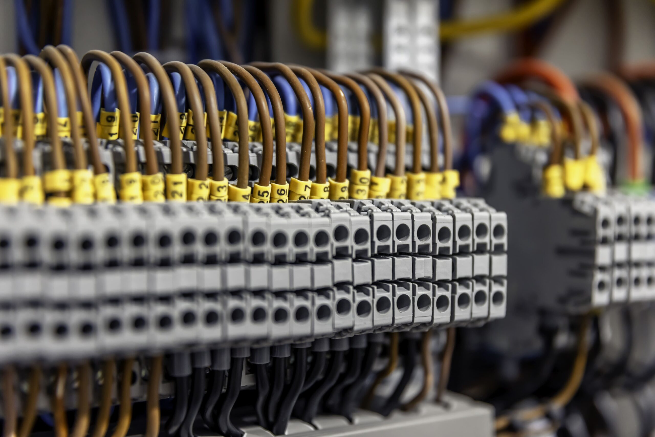 panel electrico con fusibles y contactores de primer plano (1)